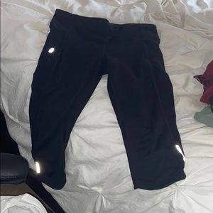 black athleta cropped leggings